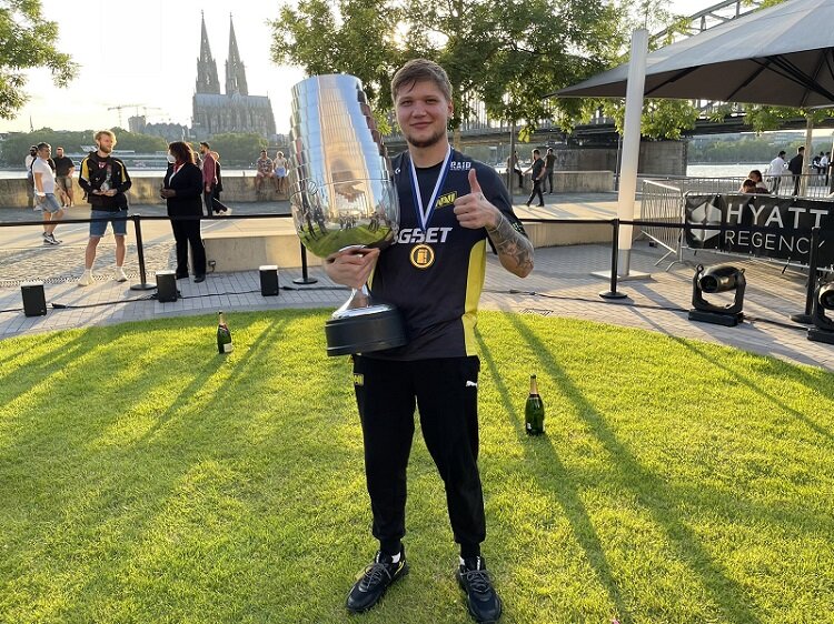 Aleksandr “s1mple” Kostyliev holding trophy